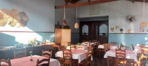 uma sala de jantar com mesas e cadeiras num restaurante em Recanto Caminho das Águas em Caxambu