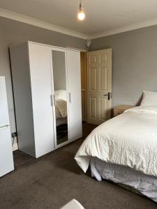 um quarto com uma cama e uma porta de vidro deslizante em Oxborne Rooms UK - 22 Seaton em Londres