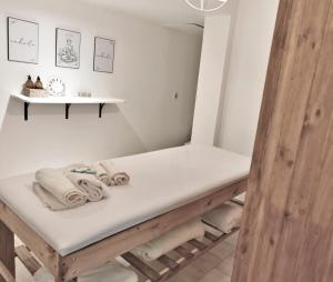 a room with a bed with towels on it at Hotel Caupolican by Visionnaire in San Martín de los Andes