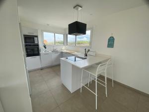 Kuchyň nebo kuchyňský kout v ubytování B&B Sangatte-Calais - Terrasse vue Mer - 2 min à pied de la plage