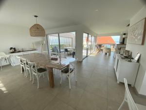 Kuchyň nebo kuchyňský kout v ubytování B&B Sangatte-Calais - Terrasse vue Mer - 2 min à pied de la plage