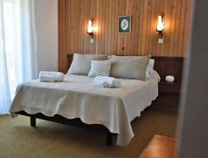 sypialnia z łóżkiem z dwoma ręcznikami w obiekcie Hostería Cerro Nevado by Visionnaire w mieście San Martín de los Andes