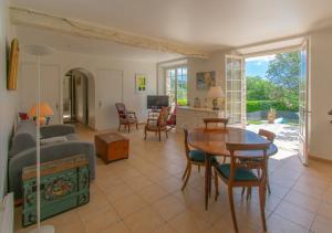 セイヤンにあるLe Mas de L'Ormeau, 130m2 Piscine, Parc, 8persのソファとテーブルのあるリビングルーム