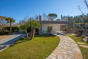 una casa con una palma nel cortile di AMORE RENTALS - Resort Ravenna - The Villa a Massa Lubrense