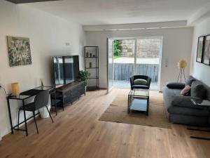 a living room with a couch and a table at Püttlingen Appartement in Püttlingen