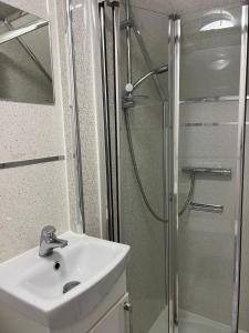 uma casa de banho com um lavatório e um chuveiro em Oxborne Rooms UK - 22 Seaton em Londres