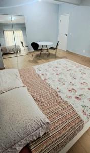 a bedroom with a bed and a table and a rug at Casa com piscina e muita tranquilidade in Rio de Janeiro +16 photos