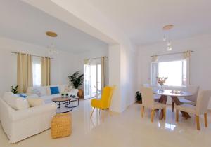 Χώρος καθιστικού στο Betty's Serenity House