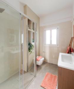 Ένα μπάνιο στο Betty's Serenity House +47 φωτογραφίες