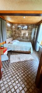 里澤的住宿－Arslan KONAGI，一间卧室配有一张床、一张沙发和一张桌子