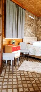sypialnia z 2 łóżkami, biurkiem i łóżkiem w obiekcie Arslan KONAGI w mieście Rize