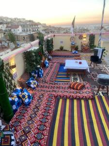 d'un balcon avec une table et une vue sur la ville. dans l'établissement AFRIC HOTEL- Casbah, à Alger