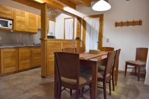 a kitchen with a dining room table and chairs at Cabañas Las Pampas by Visionnaire in San Martín de los Andes