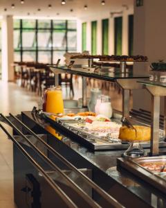 un buffet avec de nombreux types de nourriture différents dans l'établissement Britto Hotel, à Aparecida