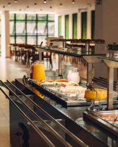 ein Buffet mit vielen verschiedenen Speisen in der Unterkunft Britto Hotel in Aparecida + 17 Fotos