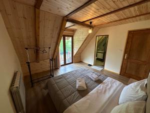 ein Schlafzimmer mit einem großen Bett in einem Zimmer in der Unterkunft Royal Land in Theth