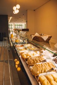 - un buffet avec de nombreux types de pâtisseries dans l'établissement Britto Hotel, à Aparecida