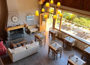 una vista aérea de un restaurante con mesas y sillas en Hosteria Puertas Del Sol by Visionnaire en Villa La Angostura