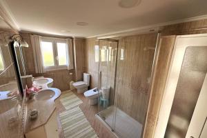 Koupelna v ubytování Fantástica Casa en Ampuero + 24 fotografií