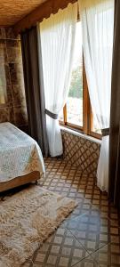 - une chambre avec un lit et une grande fenêtre dans l'établissement Arslan KONAGI, à Rize