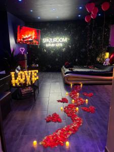 穆斯克龍的住宿－Spazuroom Luxury Suite，地板上花房和表示爱意的标牌