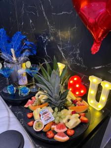 ムスクロンにあるSpazuroom Luxury Suiteの果物・野菜の盛り合わせ