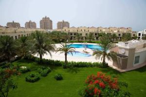 einen Luftblick auf ein Resort mit einem Pool in der Unterkunft Luxurious three-bedroom Villa. in Ras al Khaimah