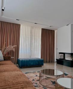 ein Wohnzimmer mit einem Sofa und einem Tisch in der Unterkunft San Pietro villa in Durrës