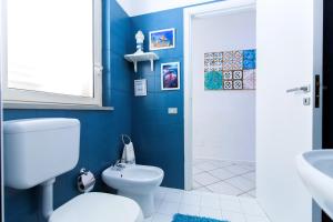 een blauwe badkamer met een toilet en een wastafel bij Casa Angela Lipari in Canneto