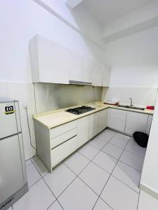 Kitchen o kitchenette sa VUE Residences Klcc view ,2 min to HKL,Chowkit Monorail & MRT & BUS