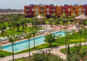 einen Luftblick auf ein Resort mit einem Pool in der Unterkunft Vizir Appart 202 in Marrakesch