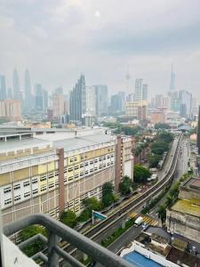 Blick auf eine Stadt mit Gebäuden und einer Straße in der Unterkunft VUE Residences Klcc view ,2 min to HKL,Chowkit Monorail & MRT & BUS in Kuala Lumpur