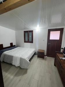 1 dormitorio con 1 cama y TV en una habitación en CIH - Constituição Invicta Home, en Oporto