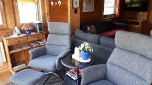 un soggiorno con 2 sedie e un divano di Milena-Hütte a Hohentauern