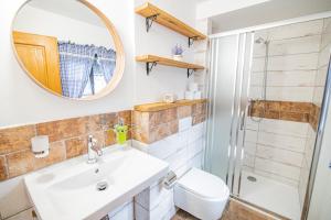 un bagno con lavandino e doccia di Penzion Sněžná Volary a Volary Altre 88 foto