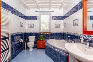 A bathroom at Penzión Javor Még 27 kép