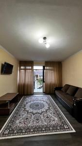 喬爾蓬阿塔的住宿－Guest House Janel，带沙发和地毯的客厅