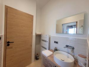 uma casa de banho com um lavatório e um espelho em Les Logis de Cocagne em Saint-Rémy-de-Provence