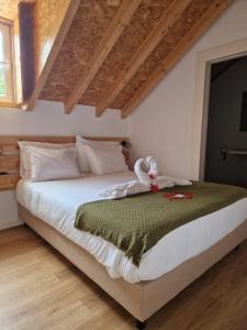 辛特拉Casa do Albuquerque的卧室里有一张大床，上面铺着绿色毯子