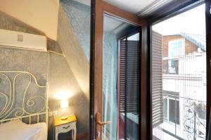 Habitación pequeña con balcón y ventana. en BFG Suites Leselidze, en Tiflis