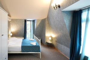 Giường trong phòng chung tại BFG Suites Leselidze