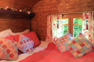 Postel nebo postele na pokoji v ubytování Roulottes du Rouard