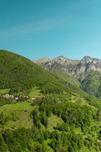 - une vue sur une vallée avec des montagnes en arrière-plan dans l'établissement Hiša Juliana - Your Escape From Massive Tourism, à Podbrdo