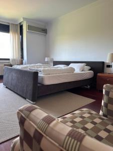 una camera con un grande letto e un divano di Villa Pirineus a beautiful villa with pool a Santa Cristina d'Aro