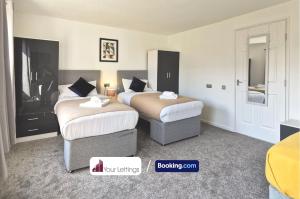 Postelja oz. postelje v sobi nastanitve Elegant 6 Bedroom Contractor House By Your Lettings Short Lets & Serviced Accommodation Peterborough With Free WiFi