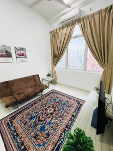 ein Wohnzimmer mit einem Sofa und einem Teppich in der Unterkunft VUE Residences Klcc view ,2 min to HKL,Chowkit Monorail & MRT & BUS in Kuala Lumpur
