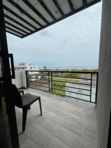 Un balcón con una silla y vistas al océano. en SUNRISE Apart, en Playas