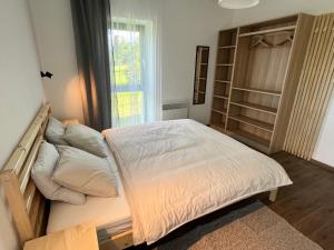 Posteľ alebo postele v izbe v ubytovaní Sáňky Apartmány