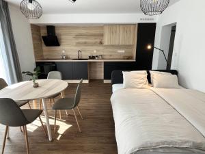 Posteľ alebo postele v izbe v ubytovaní Sáňky Apartmány