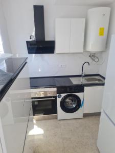 a kitchen with a washing machine and a sink at Apartamento orillas de Sevilla in San Juan de Aznalfarache